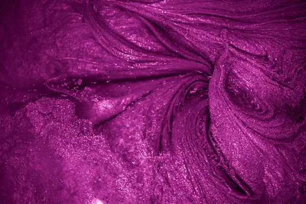 Mor sıvı metalik akrilik boyanın yakın plan tasarım amacı için desenli arka plan