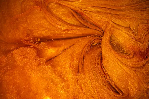 Tasarım amacı için altın sıvısı metalik akrilik boya dokulu arka plan