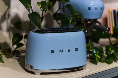 Lviv, Ukrayna - 22 Mayıs 2025: Mutfakta KOBİ tost makinesi