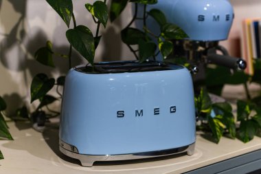 Lviv, Ukrayna - 22 Mayıs 2025: Mutfakta KOBİ tost makinesi