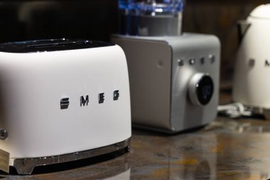 Lviv, Ukrayna - 22 Mayıs 2025: Mutfakta KOBİ tost makinesi