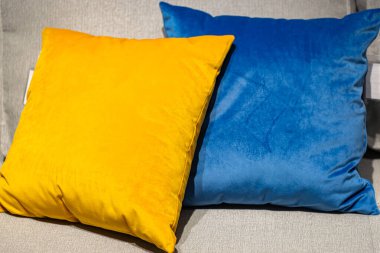 Dizayn amaçlı yastıklı kanepenin kapanışı