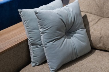 Dizayn amaçlı yastıklı kanepenin kapanışı