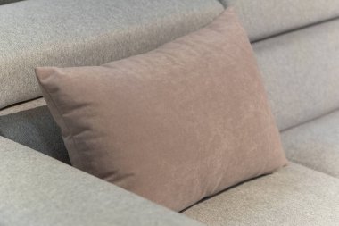 Dizayn amaçlı yastıklı kanepenin kapanışı