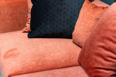 Dizayn amaçlı yastıklı kanepenin kapanışı