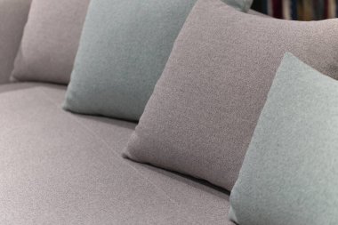 Dizayn amaçlı yastıklı kanepenin kapanışı