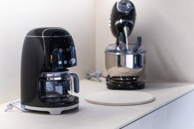 Lviv, Ukrayna - 22 Mayıs 2025: Mutfakta KOBİ kahve makinesi ve karıştırıcı