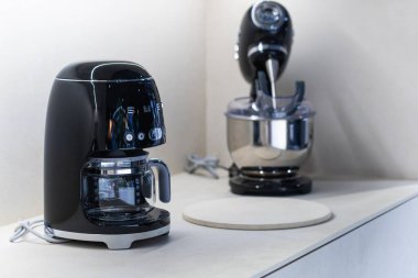 Lviv, Ukrayna - 22 Mayıs 2025: Mutfakta KOBİ kahve makinesi ve karıştırıcı