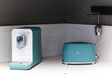 Lviv, Ukrayna - 22 Mayıs 2025: Mutfakta KOBİ kahve makinesi ve tost makinesi
