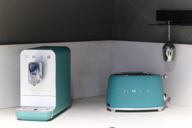 Lviv, Ukrayna - 22 Mayıs 2025: Mutfakta KOBİ kahve makinesi ve tost makinesi
