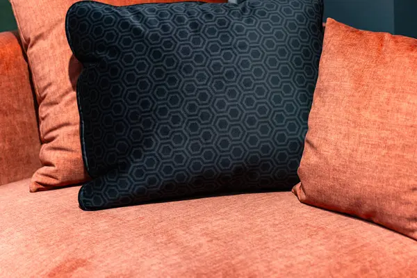 Dizayn amaçlı yastıklı kanepenin kapanışı