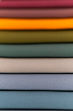 Tasarım amacı için renkli desenli tekstil örneklerinin yakınlaştırılması