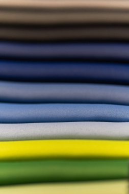 Tasarım amacı için renkli desenli tekstil örneklerinin yakınlaştırılması