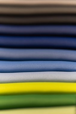 Tasarım amacı için renkli desenli tekstil örneklerinin yakınlaştırılması