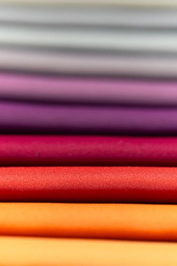 Tasarım amacı için renkli desenli tekstil örneklerinin yakınlaştırılması