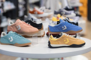 Lviv, Ukrayna - 29 Mayıs 2025: All Stars Converse spor ayakkabıları mağazada