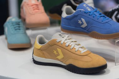 Lviv, Ukrayna - 29 Mayıs 2025: All Stars Converse spor ayakkabıları mağazada