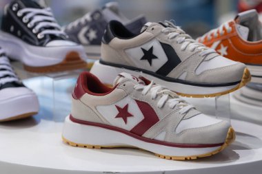 Lviv, Ukrayna - 29 Mayıs 2025: All Stars Converse spor ayakkabıları mağazada