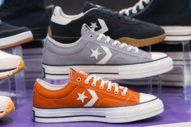 Lviv, Ukrayna - 29 Mayıs 2025: All Stars Converse spor ayakkabıları mağazada