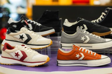 Lviv, Ukrayna - 29 Mayıs 2025: All Stars Converse spor ayakkabıları mağazada