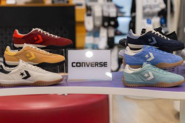 Lviv, Ukrayna - 29 Mayıs 2025: All Stars Converse spor ayakkabıları mağazada