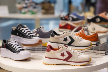 Lviv, Ukrayna - 29 Mayıs 2025: All Stars Converse spor ayakkabıları mağazada