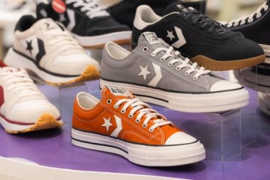 Lviv, Ukrayna - 29 Mayıs 2025: All Stars Converse spor ayakkabıları mağazada