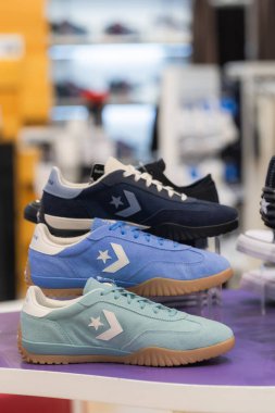 Lviv, Ukrayna - 29 Mayıs 2025: All Stars Converse spor ayakkabıları mağazada