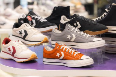 Lviv, Ukrayna - 29 Mayıs 2025: All Stars Converse spor ayakkabıları mağazada