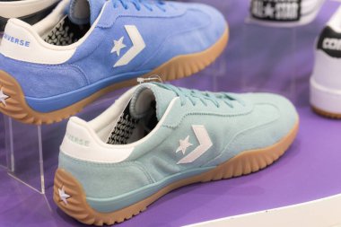 Lviv, Ukrayna - 29 Mayıs 2025: All Stars Converse spor ayakkabıları mağazada