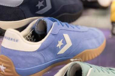Lviv, Ukrayna - 29 Mayıs 2025: All Stars Converse spor ayakkabıları mağazada