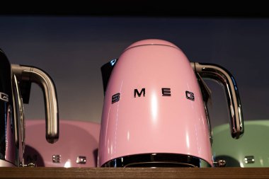 Lviv, Ukrayna - 29 Mayıs 2025: SMEG çaydanlığı mağazada