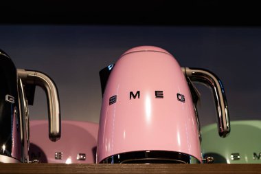 Lviv, Ukrayna - 29 Mayıs 2025: SMEG çaydanlığı mağazada