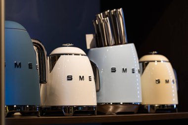 Lviv, Ukrayna - 29 Mayıs 2025: SMEG çaydanlığı mağazada