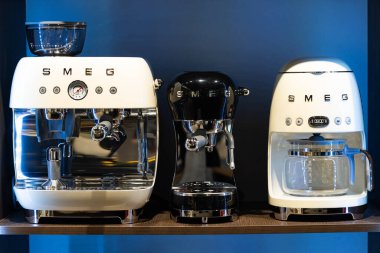 Lviv, Ukrayna - 29 Mayıs 2025: KOBİ kahve makinesi mağazada