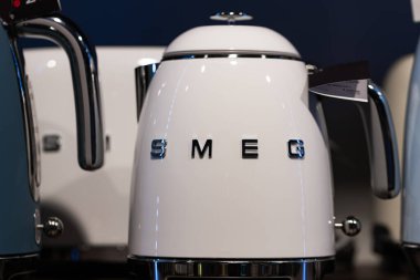 Lviv, Ukrayna - 29 Mayıs 2025: SMEG çaydanlığı mağazada