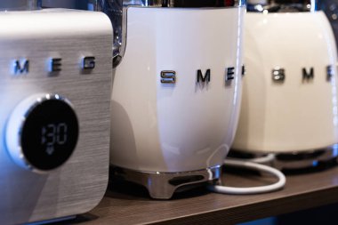 Lviv, Ukrayna - 29 Mayıs 2025: SMEG çaydanlığı mağazada