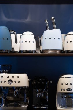 Lviv, Ukrayna - 29 Mayıs 2025: SMEG çaydanlığı mağazada