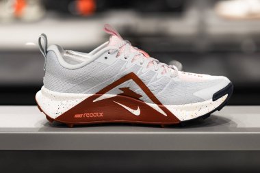 Lviv, Ukrayna - 30 Mayıs 2025: Nike spor ayakkabıları mağazada