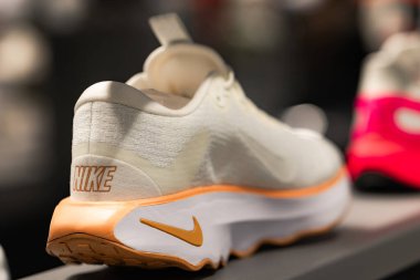 Lviv, Ukrayna - 30 Mayıs 2025: Nike spor ayakkabıları mağazada
