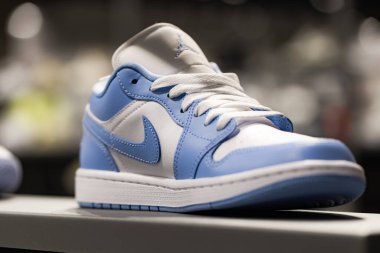 Lviv, Ukrayna - 30 Mayıs 2025: Nike spor ayakkabıları mağazada