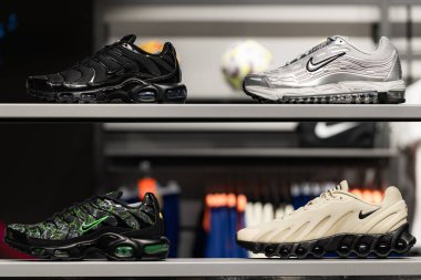 Lviv, Ukrayna - 30 Mayıs 2025: Nike spor ayakkabıları mağazada
