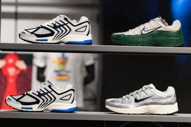 Lviv, Ukrayna - 30 Mayıs 2025: Nike spor ayakkabıları mağazada