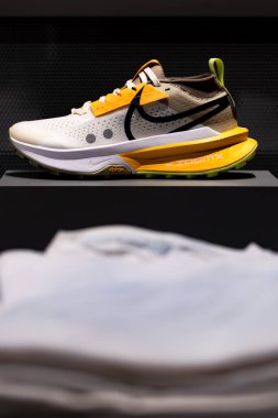 Lviv, Ukrayna - 30 Mayıs 2025: Nike Zoomx spor ayakkabıları mağazada