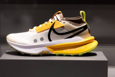 Lviv, Ukrayna - 30 Mayıs 2025: Nike Zoomx spor ayakkabıları mağazada