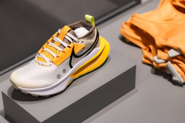 Lviv, Ukrayna - 30 Mayıs 2025: Nike Zoomx spor ayakkabıları mağazada