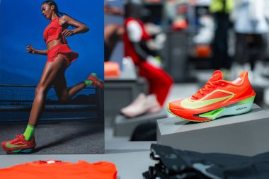 Lviv, Ukrayna - 30 Mayıs 2025: Nike Zoomx spor ayakkabıları mağazada