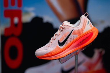 Lviv, Ukrayna - 30 Mayıs 2025: Nike Zoomx spor ayakkabıları mağazada