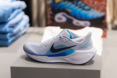 Lviv, Ukrayna - 30 Mayıs 2025: Nike spor ayakkabıları mağazada