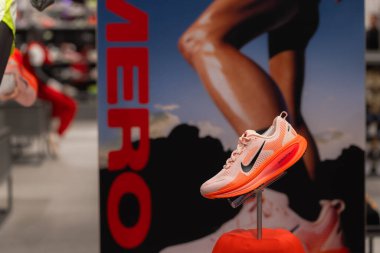 Lviv, Ukrayna - 30 Mayıs 2025: Nike spor ayakkabıları mağazada